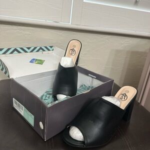 Trary Black Open-Toe Mules